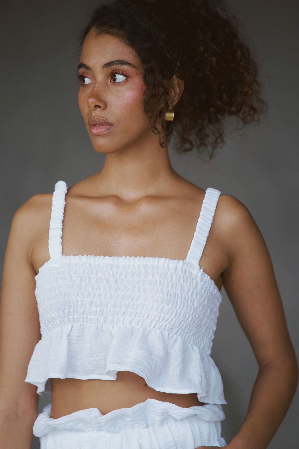 Crop top blanco de tiras anchas 